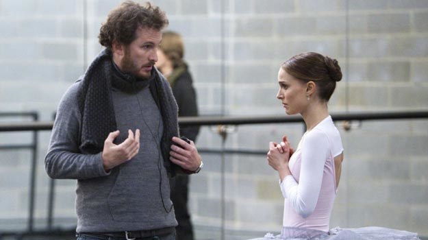 Darren Aronofsky z Natalie Portman na planie "Czarnego łabędzia" /materiały dystrybutora