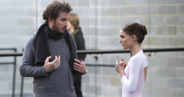 Darren Aronofsky z Natalie Portman na planie "Czarnego łabędzia" /materiały dystrybutora