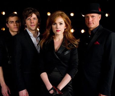 Dave Franco, Jesse Eisenberg, Isla Fisher i Woody Harrelson w scenie z filmu "Iluzja"
