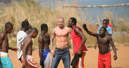 David Beckham gra w piłkę z mieszkańcami przedmieść Freetown (Sierra Leone), styczeń 2008 /AFP