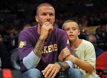 David Beckham z synem Brooklynem na meczu finałów NBA, czerwiec 2008 /AFP