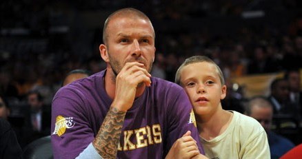David Beckham z synem Brooklynem na meczu finałów NBA, czerwiec 2008 /AFP