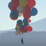 David Blaine wzbił się w niebo, używając 52 balonów z helem