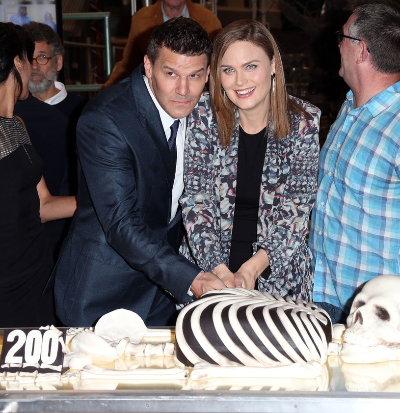 David Boreanaz i Emily Deschanel kroili tort w kształcie szkieletu. /Frederick M. Brown /Getty Images