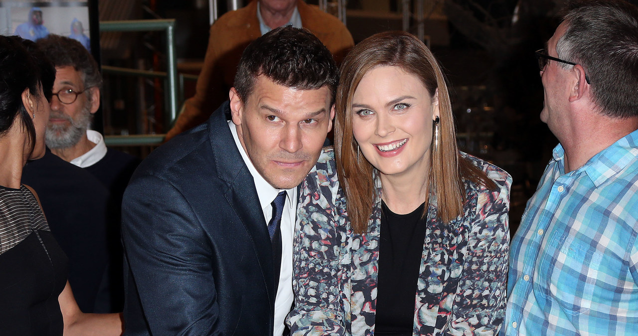 David Boreanaz i Emily Deschanel kroili tort w kształcie szkieletu. /Frederick M. Brown /Getty Images