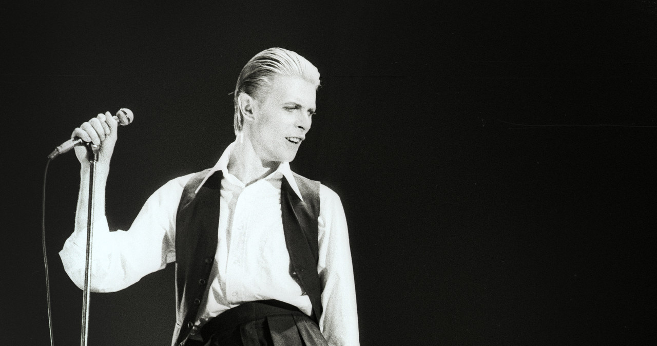 David Bowie podczas trasy w 1976 jako Thin White Duke. Te stylizacje zainspirowały C. Nolana /Gie Knaeps / Contributor /Getty Images