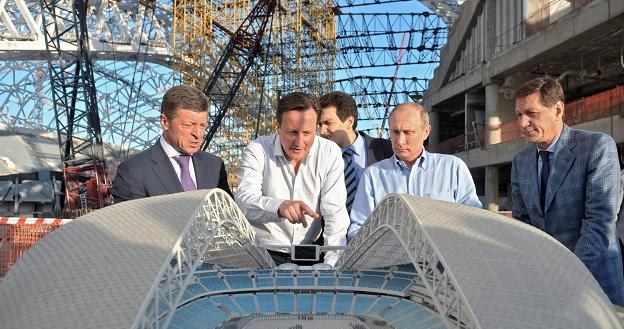 David Cameron (L, w białej koszuli) i Władimir Putin (w błękitnej koszuli) w Soczi /AFP