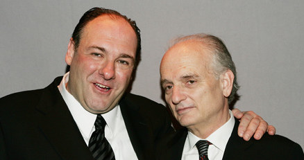 David Chase z odtwórcą głównej roli w serialu "Rodzina Soprano", Jamesem Gandolfini /Getty Images/Flash Press Media