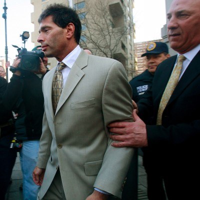David Friehling (z lewej) pod budynkiem sądu w Nowym Jorku /AFP