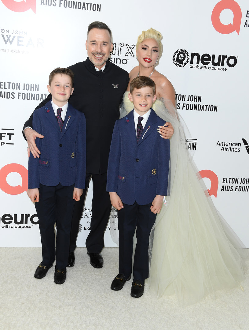 David Furnish z dziećmi i Lady Gagą /Getty Images