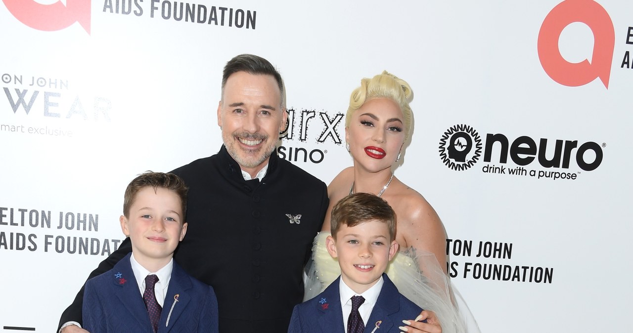 David Furnish z dziećmi i Lady Gagą /Getty Images