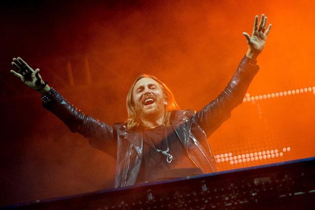 David Guetta wie, jak dyrygować publicznością (fot. Buda Mendes) /Getty Images