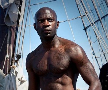 David Gyasi w scenie z filmu "Atlas chmur"