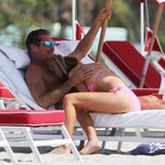 David Hasselhoff i jego młoda dziewczyna zabawiają się na plaży!