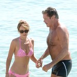 David Hasselhoff i jego młoda dziewczyna zabawiają się na plaży!