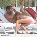 David Hasselhoff i jego młoda dziewczyna zabawiają się na plaży!