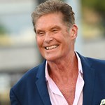 David Hasselhoff pręży się przed fotoreporterami w Monte Carlo. Reklamuje serial kręcony w Polsce