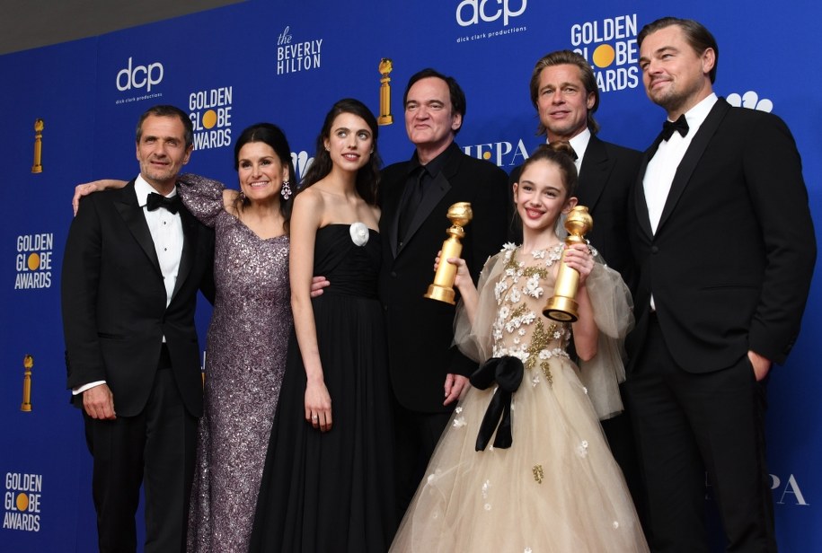 David Heyman, Shannon McIntosh, Margaret Qualley, Quentin Tarantino, Brad Pitt, Julia Butters i Leonardo DiCaprio pozują z nagrodą dla "Pewnego razu w Hollywood" /CHRISTIAN MONTERROSA /PAP/EPA
