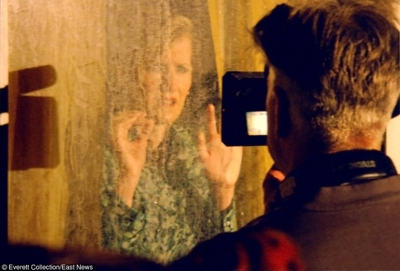 David Lynch filmuje Laurę Dern w "Inland Empire" /Everett Collection /East News