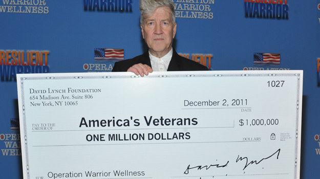 David Lynch z czekiem na milion dolarów / fot. Mark Davis /Getty Images/Flash Press Media
