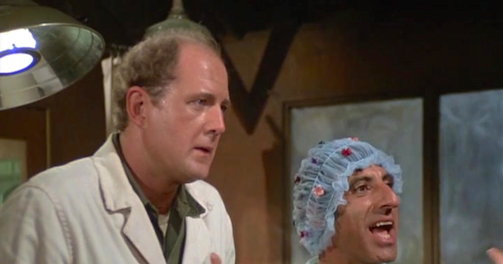 David Ogden Stiers i Jamie Farr w serialu "M*A*S*H" (1972) /materiały prasowe