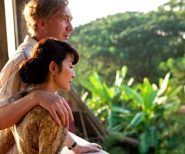 David Thewlis i Michelle Yeoh w scenie z filmu "Lady"