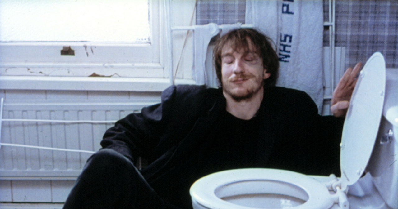 David Thewlis w scenie z filmu "Nadzy" /Fine Line Features/Courtesy Everett Collection /East News