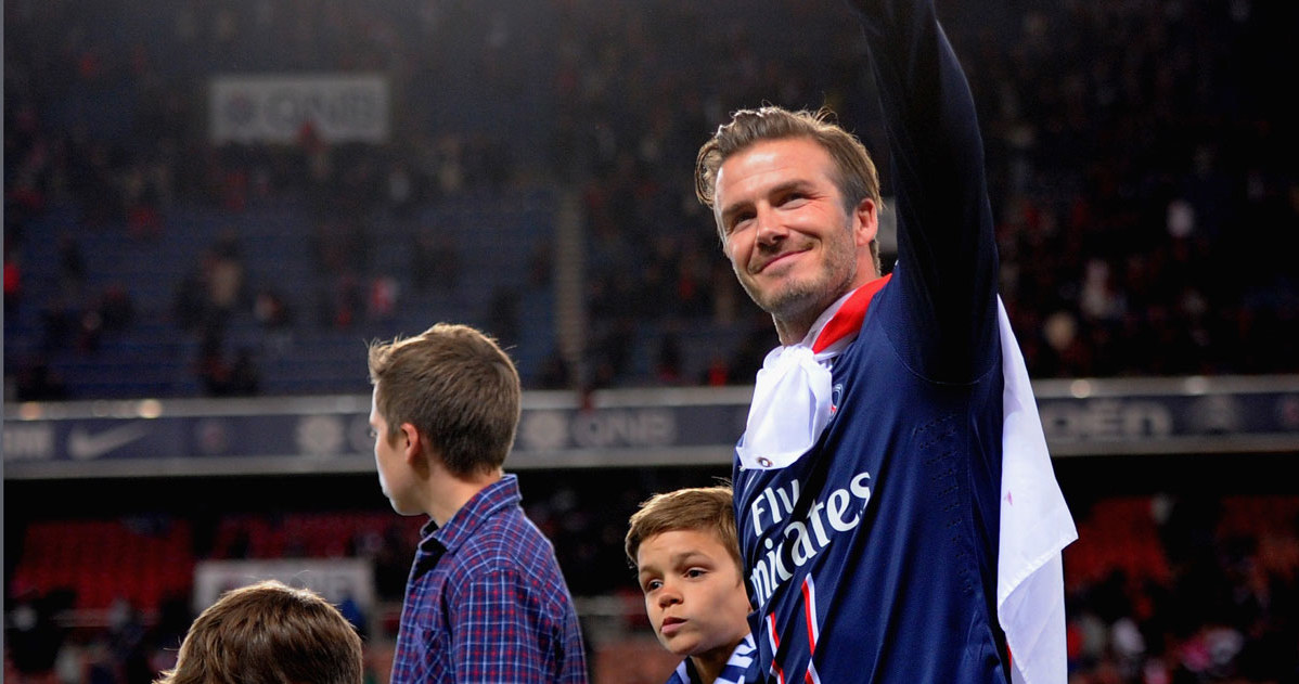 David żegna się z fanami po meczu drużyn Paris Saint-Germain z Brest 18 maja. Na boisku towarzyszą mu synowie Romeo i Cruz, którzy chcą pójść w ślady taty /Getty Images/Flash Press Media