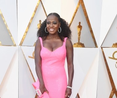 Davis wychowała się w bardzo ubogiej rodzinie z Południowej Karoliny. Była jednym z pięciorga dzieci pracowników plantacji bawełny. Przyznaje, że nie miała nawet odwagi zaprosić do domu koleżanki ze szkoły, bo zobaczyłyby szczury buszujące po mieszkaniu czy popękane ściany. Mało tego, jej ojciec zaglądał do kieliszka, a w domu dochodziło do awantur i przemocy. Viola miała sposób na ucieczkę od problemów codzienności - zanurzała się w marzeniach. Wyobrażała sobie z siostrą, że są Sophią Loren, że są bogate i sławne, że żyją w Beverly Hills.