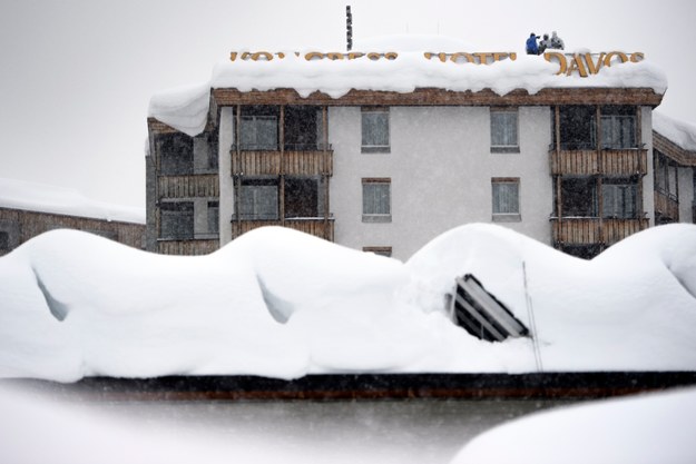 Davos pod śniegiem /LAURENT GILLIERON /PAP/EPA