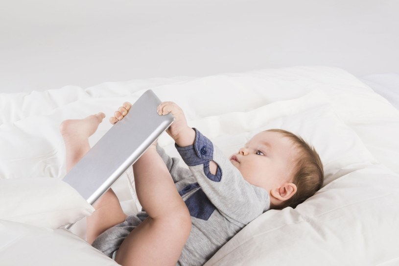 Dawanie tabletu niemowlakowi to bardzo zły pomysł /123RF/PICSEL