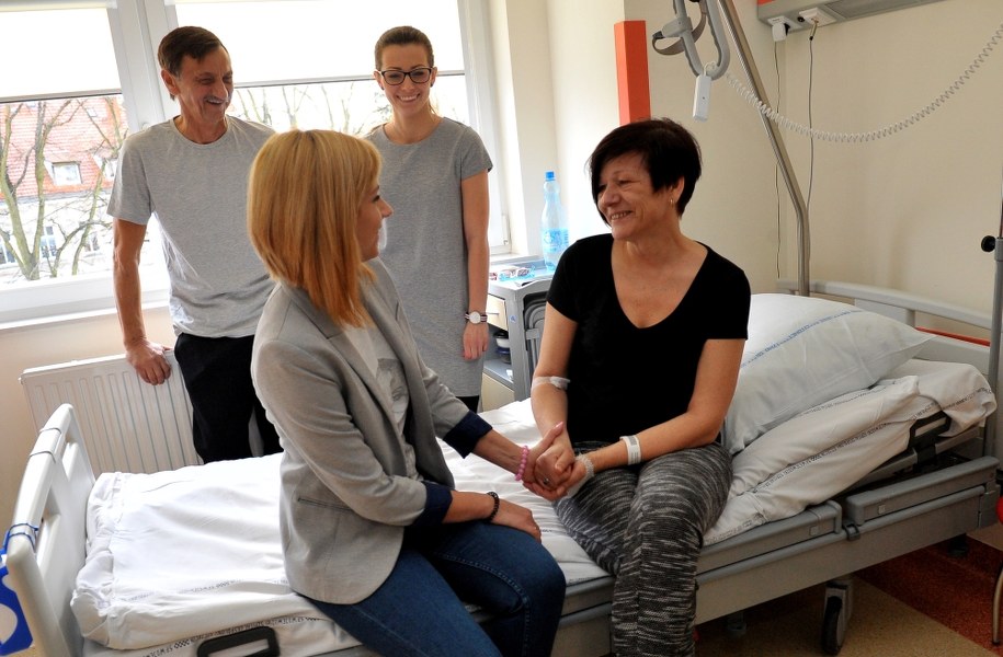 Dawca - Aurelia Miszczak (P) i biorca - Adam Miszczak (L) z córkami Karoliną Ciszewską (2L) i Pauliną Łentek (2P) w szczecińskim szpitalu /Marcin Bielecki /PAP