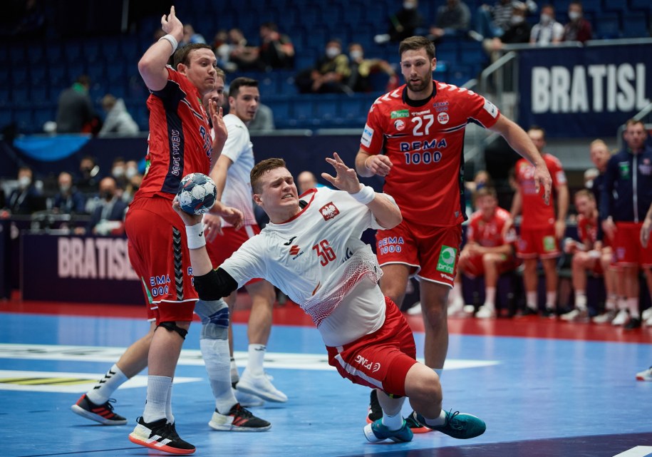 Dawid Dawydzik (w środku) kontra Norwegowie: Sander Sagosen (L) i Harald Reinkind (P) / 	Adam Warżawa    /PAP