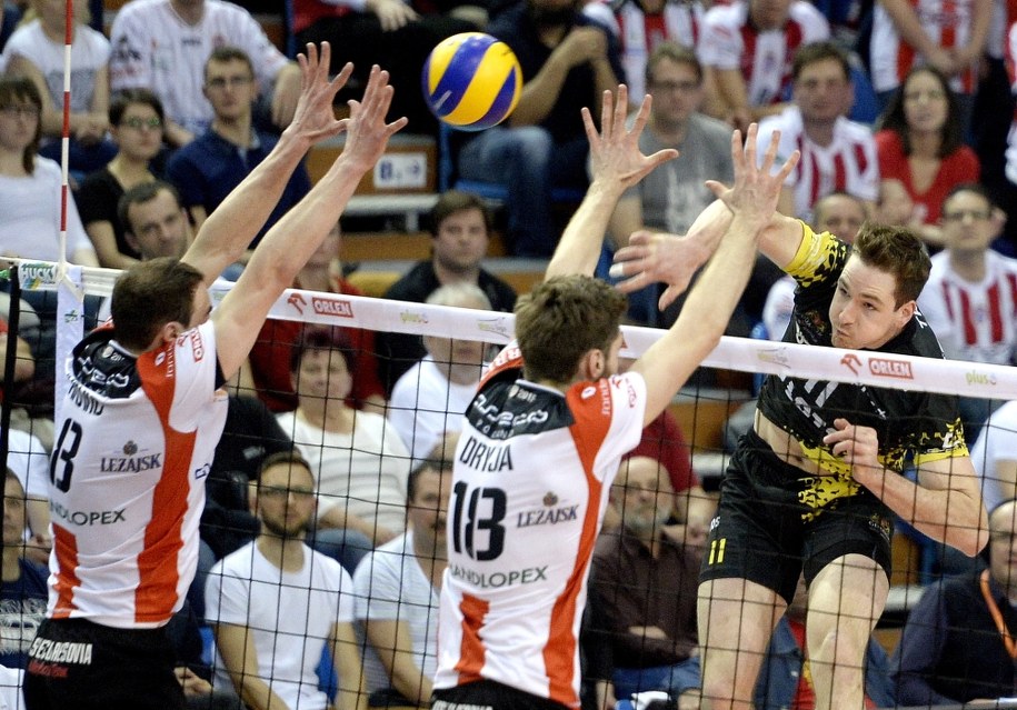 Dawid Dryja i Marko Ivovic z Asseco Resovii oraz Murphy Troy z Lotosu Trefla Gdańsk w pierwszym meczu finału mistrzostw Polski /Darek Delmanowicz /PAP