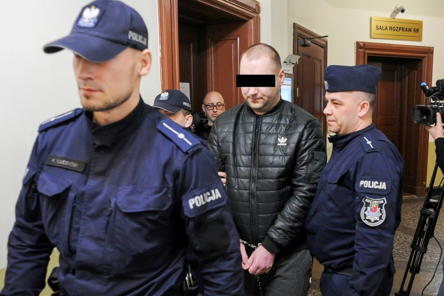 Dawid J.  wyprowadzany z sali Sądu Okręgowego w Szczecinie /Jerzy Muszyński /PAP