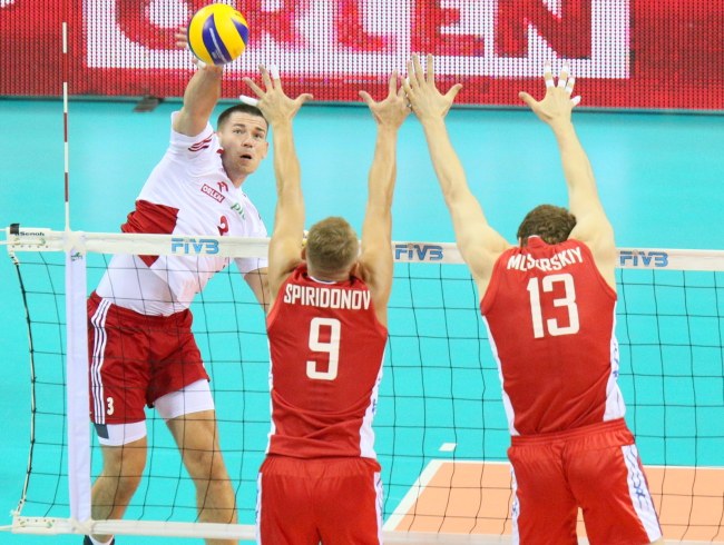 Dawid Konarski atakuje po bloku Rosjan Dmitriy'a Muserskiy'a i Denisa Zemchenoka /PAP/Stanisław Rozpędzik /PAP