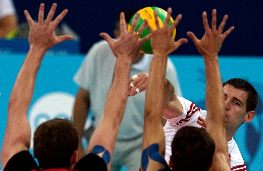 Dawid Konarski (z prawej) w meczu z Rosjanami /VASSIL DONEV /PAP/EPA