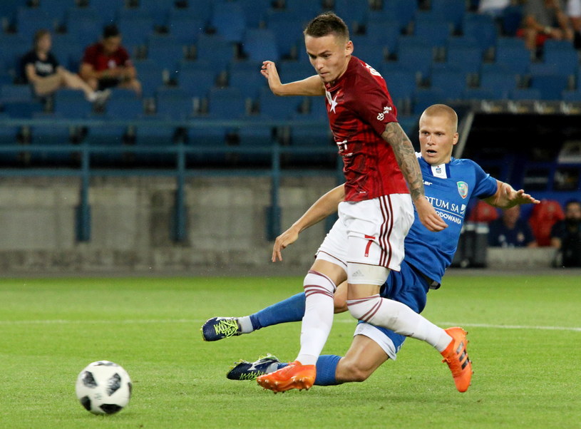 Dawid Kort strzela drugiego gola dla Wisły w meczu z Miedzią /Stanisław Rozpędzik /PAP
