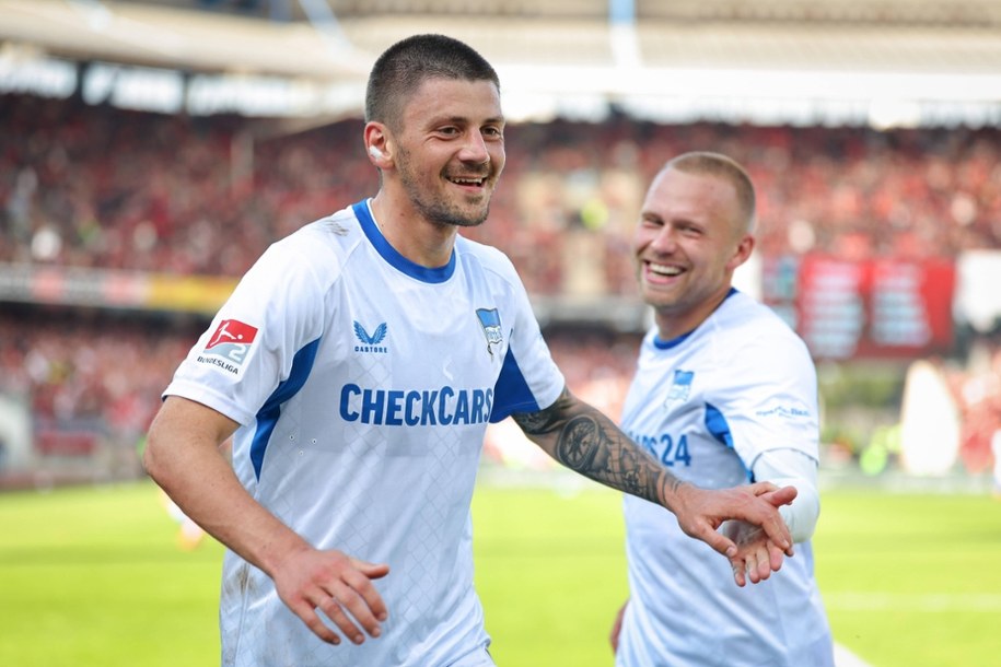 Dawid Kownacki celebruje strzelenia gola 1. FC Nürnberg. 5 minut później dozna poważnej kontuzji. /Daniel Karmann/dpa / dpa Picture-Alliance/AFP / DPA / DANIEL KARMANN /PAP