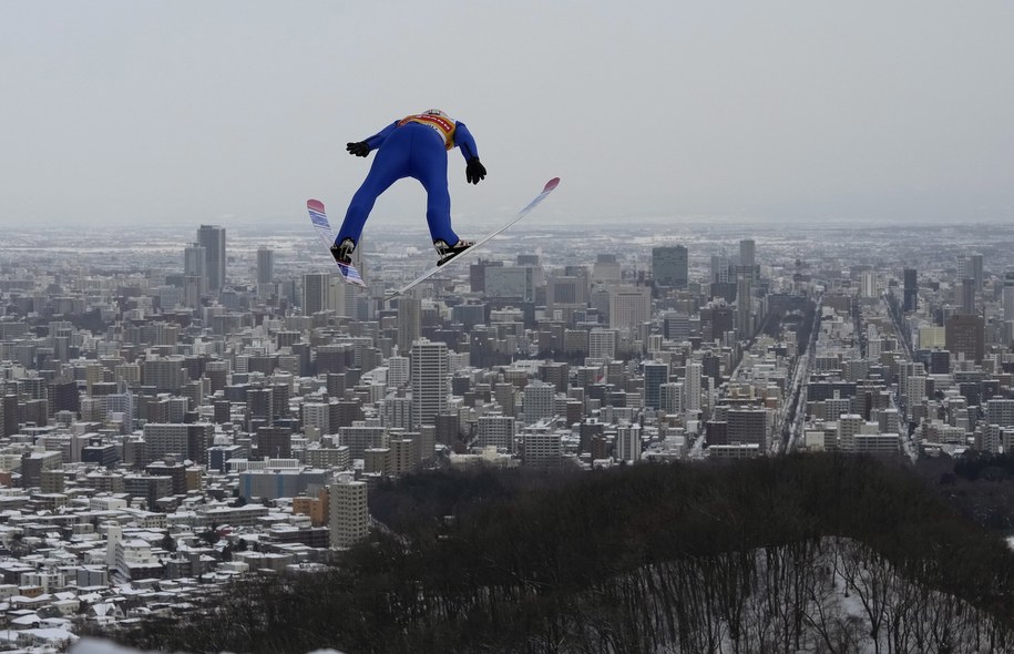 Dawid Kubacki był czwarty w konkursie w Sapporo /KIMIMASA MAYAMA /PAP/EPA
