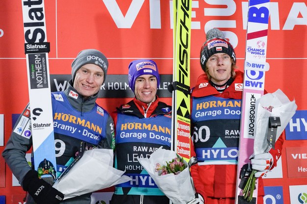 Dawid Kubacki był trzeci w niedzielnym konkursie Pucharu Świata w skokach narciarskich w Oslo. Zwyciężył Austriak Stefan Kraft. Drugi był Słoweniec Anze Lanisek. /Terje Bendiksby /PAP/EPA