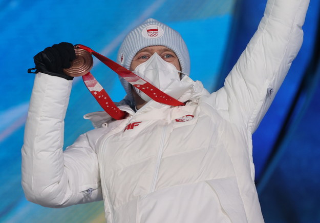 Dawid Kubacki dumnie prezentuje brązowy medal olimpijski /Grzegorz Momot /PAP