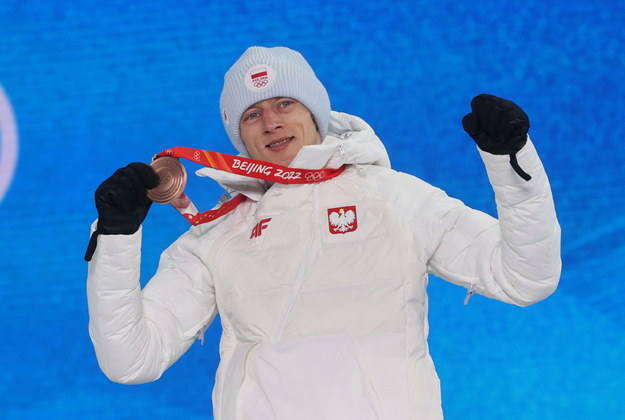 Dawid Kubacki na olimpijskim podium w Pekinie / 	Grzegorz Momot    /PAP
