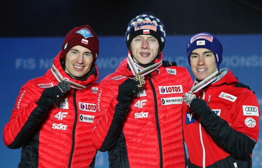 Dawid Kubacki odebrał złoty, a Kamil Stoch srebrny medal. Brązowy medal zdobył Stefan Kraft z Austrii /SRDJAN SUKI /PAP/EPA