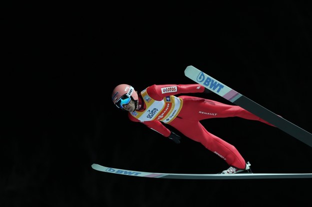 Dawid Kubacki podczas konkursu drużynowego zawodów Pucharu Świata w skokach narciarskich / 	Grzegorz Momot    /PAP