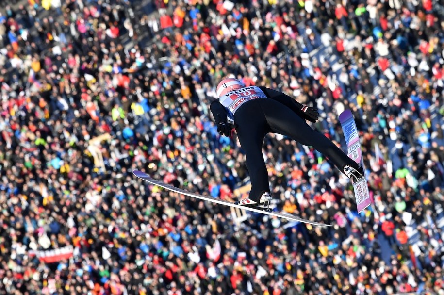Dawid Kubacki podczas konkursu w Garmisch-Partenkirchen /LUKAS BARTH-TUTTAS /PAP/EPA