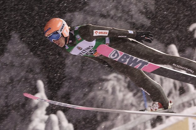 Dawid Kubacki podczas serii kwalifikacyjnej przed zawodami Pucharu Świata w skokach narciarskich w Ruce /Grzegorz Momot /PAP
