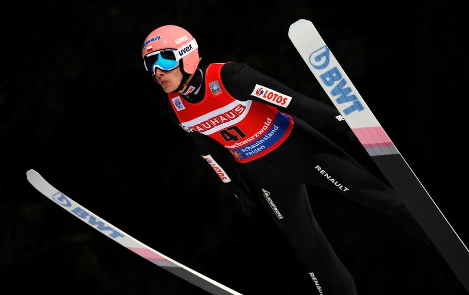 Dawid Kubacki podczas sobotniego konkursu PŚ w Titisee-Neustadt /RONALD WITTEK /PAP/EPA