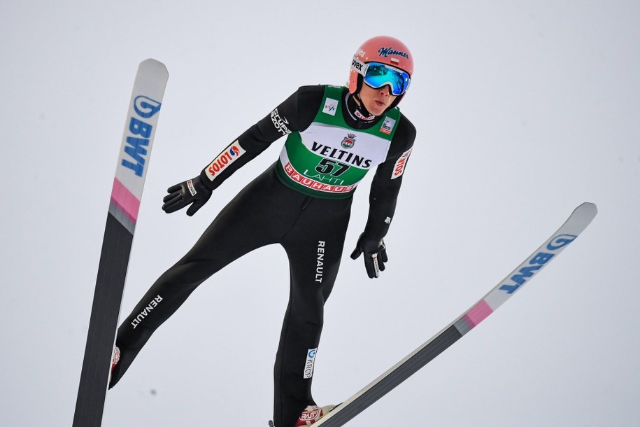 Dawid Kubacki w powietrzu w trakcie niedzielnego konkursu PŚ w fińskim Lahti /Kimmo Brandt /PAP/EPA