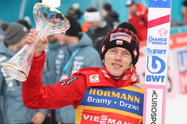 Dawid Kubacki z trofeum za zwycięstwo w Innsbrucku /Grzegorz Momot /PAP
